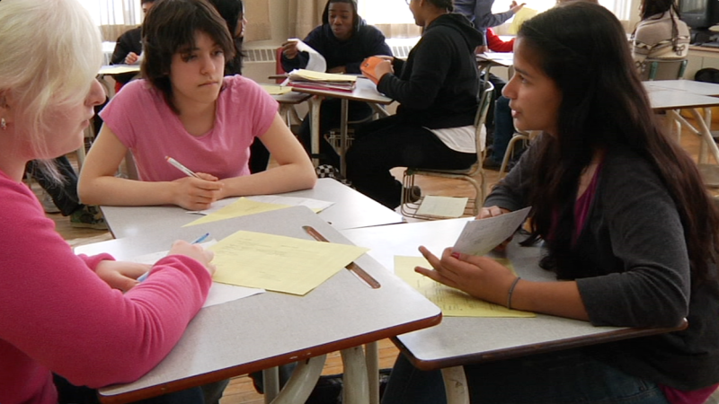 Image d'élèves prise de la vidéo "Programme de base de français au secondaire – 9e, 10e et 11e année"
