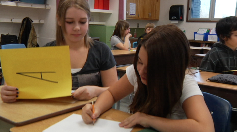 Image d'élèves prise de la vidéo "Programme de base de français au cycle moyen – 6e année"