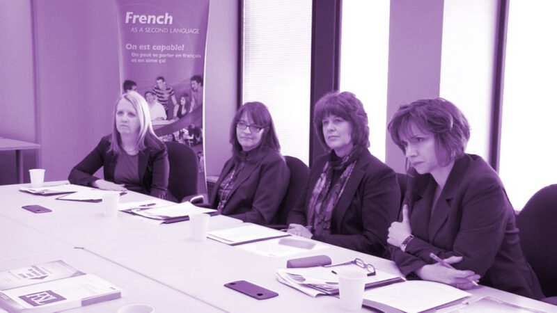 Groupe de concertation sur le FLS : quatre femmes discutent autour d'une table.