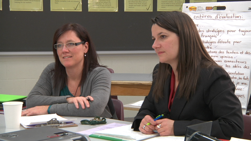 Image d'enseignantes en discussion prise de la vidéo "La réflexion sur la leçon"