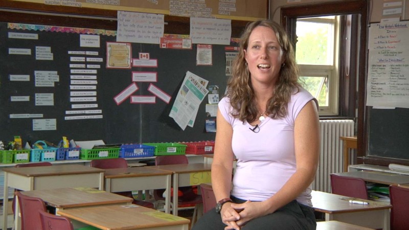 Image de l'enseignante prise de la vidéo "Stratégies et les considérations pour les élèves ayant des besoins particuliers en FLS"